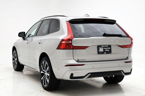 Silver Dawn Metallic 2025 Volvo XC60 B5 Plus