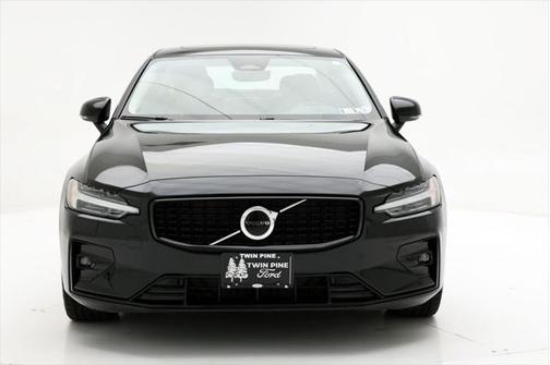 2024 Volvo S60 B5 Core Dark Theme