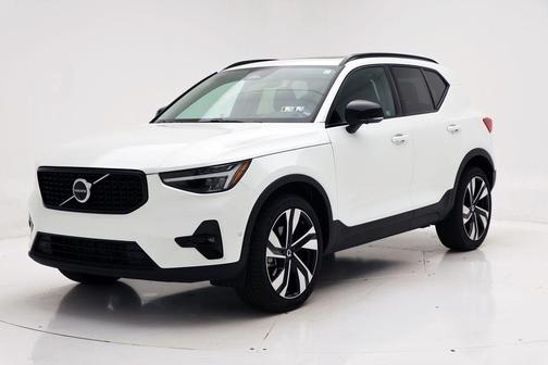 2025 Volvo XC40 B5 Plus Dark Theme
