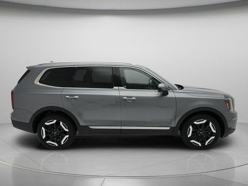 Everlasting Silver 2025 Kia Telluride S