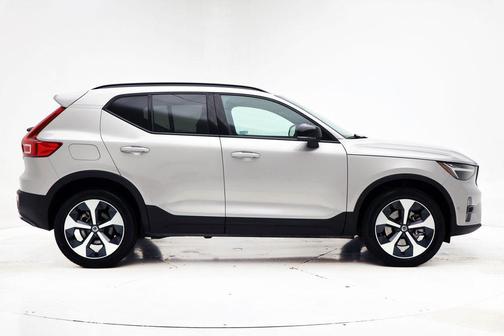 2025 Volvo XC40 B5 Plus Dark Theme