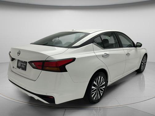 Glacier White 2025 Nissan Altima 2.5 SV