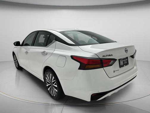 Glacier White 2025 Nissan Altima 2.5 SV