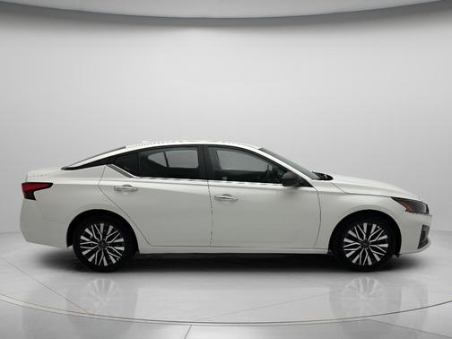 Glacier White 2025 Nissan Altima 2.5 SV