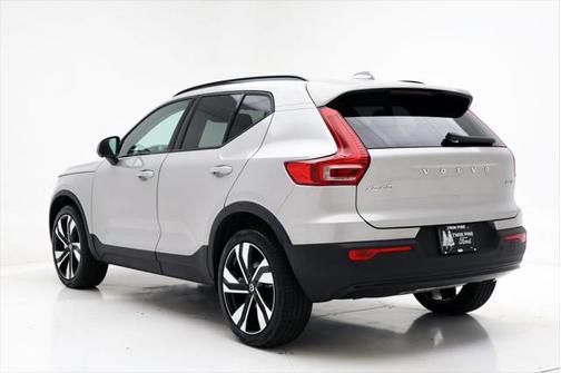 2025 Volvo XC40 B5 Plus Dark Theme