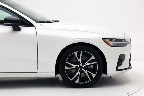 2024 Volvo S60 B5 Core Dark Theme