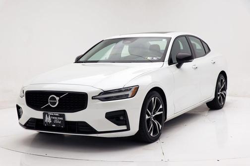 2024 Volvo S60 B5 Core Dark Theme
