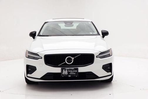 2024 Volvo S60 B5 Core Dark Theme