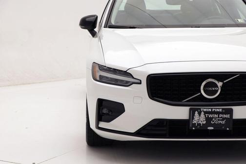 2024 Volvo S60 B5 Core Dark Theme