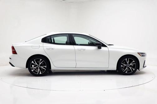 2024 Volvo S60 B5 Core Dark Theme