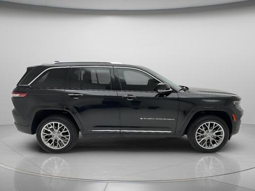 Diamond Black Crystal Pearlcoat 2023 Jeep Grand Cherokee Summit