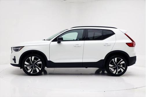 2025 Volvo XC40 B5 Plus Dark Theme
