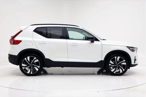 2025 Volvo XC40 B5 Plus Dark Theme
