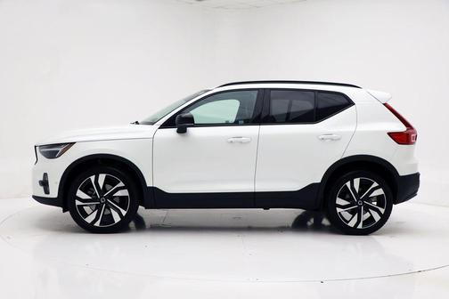 2025 Volvo XC40 B5 Plus Dark Theme