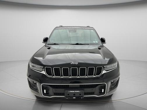Diamond Black Crystal Pearlcoat 2023 Jeep Grand Cherokee Overland