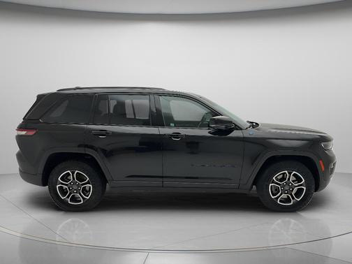 Diamond Black Crystal Pearlcoat 2023 Jeep Grand Cherokee 4xe Trailhawk