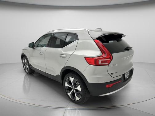 Silver Dawn Metallic 2024 Volvo XC40 B5 Core Bright Theme