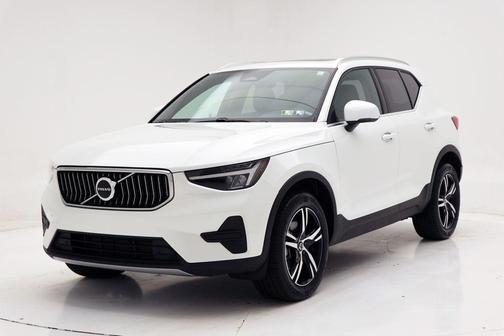 2025 Volvo XC40 B5 Core Bright Theme