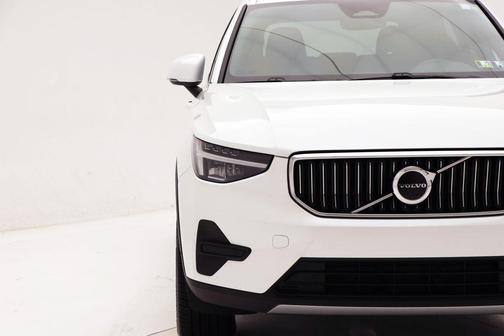 2025 Volvo XC40 B5 Core Bright Theme