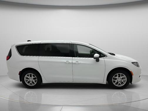 Bright White Clearcoat 2023 Chrysler Voyager LX