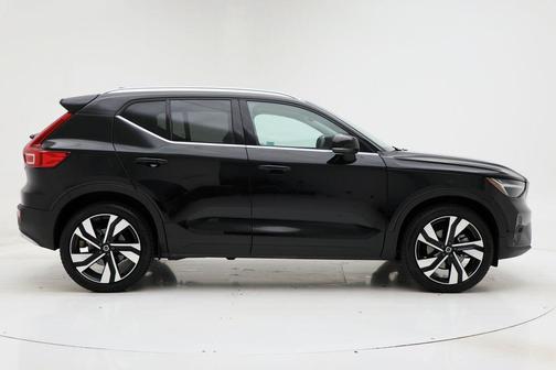 2025 Volvo XC40 B5 Plus Bright Theme