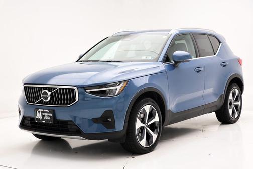 2025 Volvo XC40 B5 Plus Bright Theme