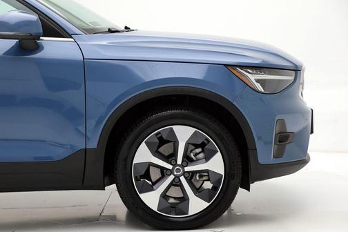 2025 Volvo XC40 B5 Plus Bright Theme