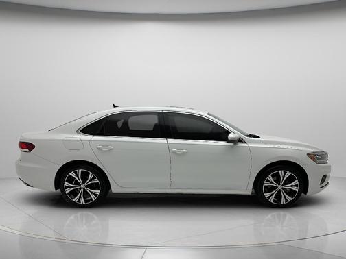 Pure White 2022 Volkswagen Passat 2.0T SE