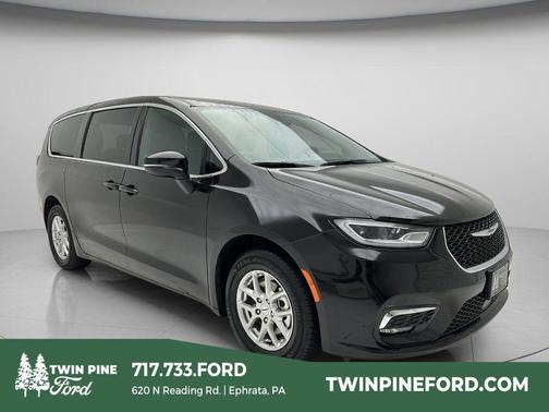 Diamond Black Crystal Pearlcoat 2025 Chrysler Pacifica L