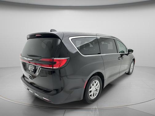 Diamond Black Crystal Pearlcoat 2025 Chrysler Pacifica L