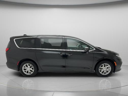 Diamond Black Crystal Pearlcoat 2025 Chrysler Pacifica L