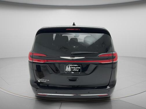 Diamond Black Crystal Pearlcoat 2025 Chrysler Pacifica L