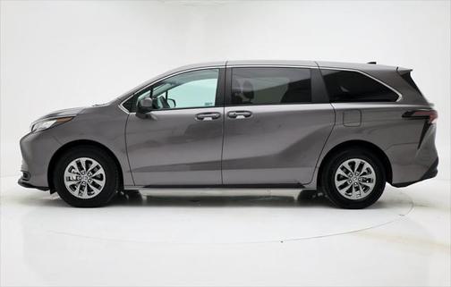 2023 Toyota Sienna LE