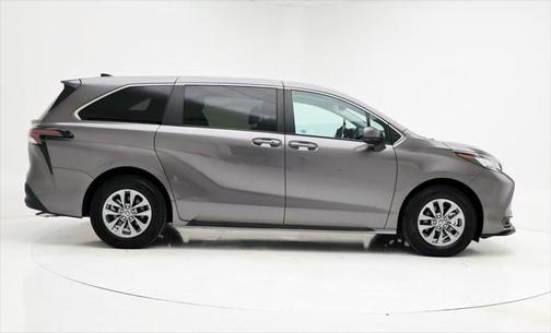 2023 Toyota Sienna LE