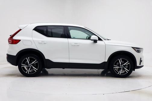 2025 Volvo XC40 B5 Core Bright Theme