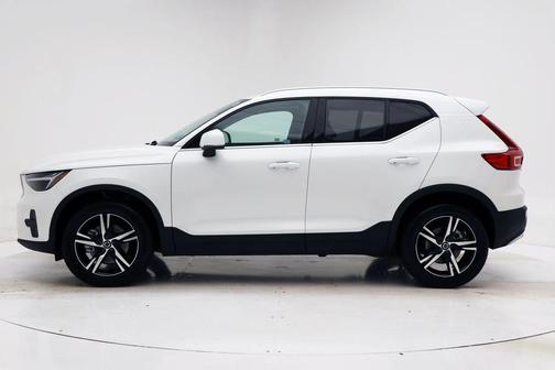 2025 Volvo XC40 B5 Core Bright Theme