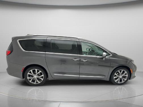 Granite Crystal Metallic Clearcoat 2018 Chrysler Pacifica Limited