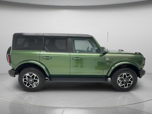 Eruption Green Metallic 2025 Ford Bronco Outer Banks