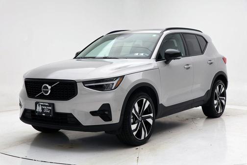 2025 Volvo XC40 B5 Plus Dark Theme