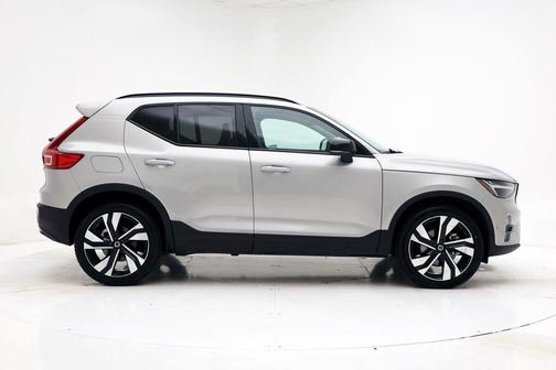 2025 Volvo XC40 B5 Plus Dark Theme