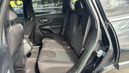Diamond Black Crystal Pearlcoat 2019 Jeep Cherokee Latitude