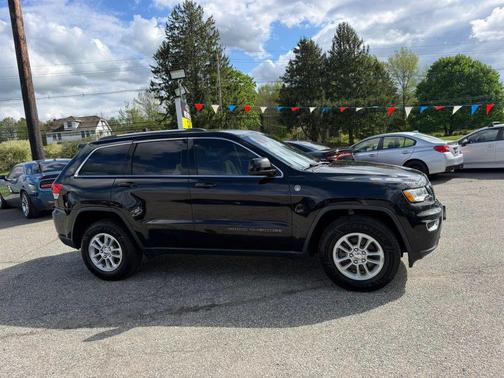 Diamond Black Crystal Pearlcoat 2019 Jeep Grand Cherokee Laredo