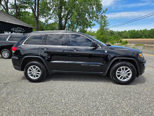 Diamond Black Crystal Pearlcoat 2019 Jeep Grand Cherokee Laredo