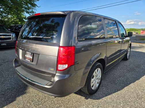 Granite Pearlcoat 2017 Dodge Grand Caravan SE