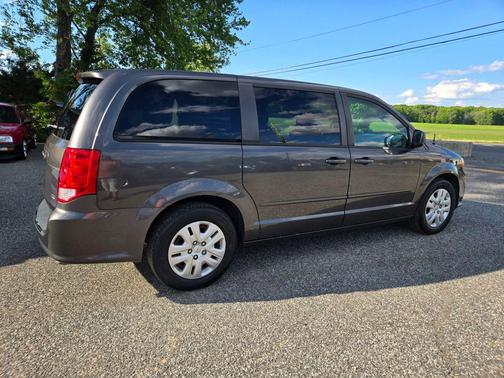 Granite Pearlcoat 2017 Dodge Grand Caravan SE