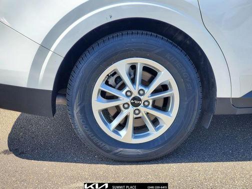 Snow White Pearl 2024 Kia Carnival LX