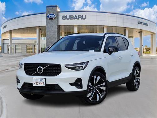 2023 Volvo XC40 B5 Ultimate Dark Theme