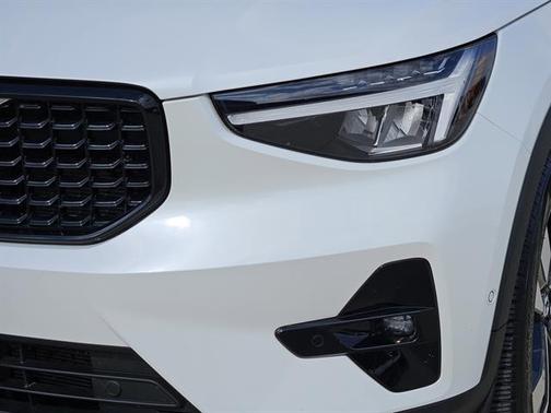 2023 Volvo XC40 B5 Ultimate Dark Theme