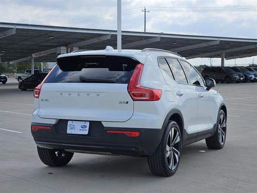2023 Volvo XC40 B5 Ultimate Dark Theme