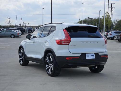 2023 Volvo XC40 B5 Ultimate Dark Theme